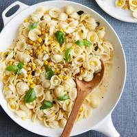 Als koude pastasalade bij een BBQ of als hoofdgerecht? Orecchiette met mais, jalapeño, feta en basilicum