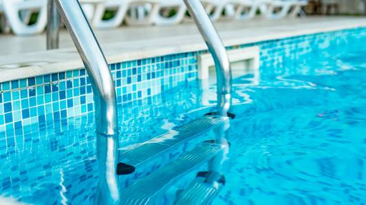 Meer dan 60 toeristen lopen vergiftiging op in hotelzwembad in Spanje