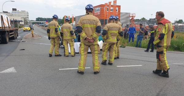 Brandweer bevrijdt bestuurder uit zijn auto na aanrijding in Hengelo.