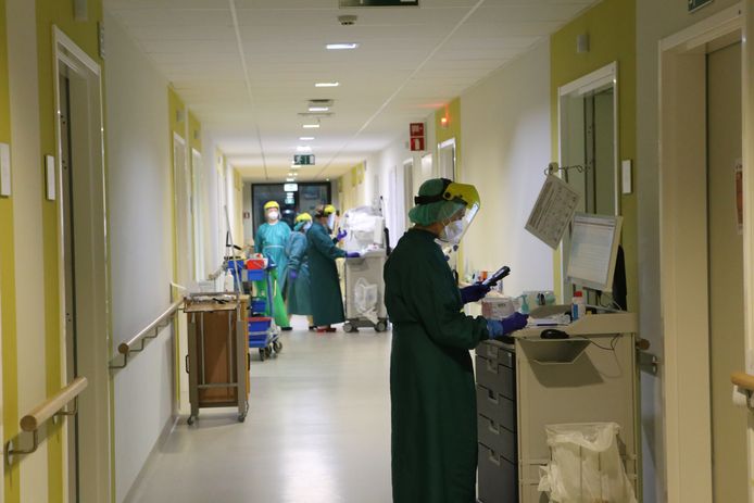 Het ziekenhuis was dan wel snel voorbereid op de pandemie, helaas is het nog heel druk op de covid-afdeling.