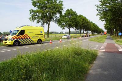 Fietsster bij oversteken geraakt door vrachtwagen en gewond naar ziekenhuis gebracht