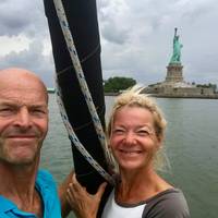 Yvonne (56) en Koen (61) lieten alles achter en zeilen al zeven jaar de wereld over: ‘Wij horen op het water’ 