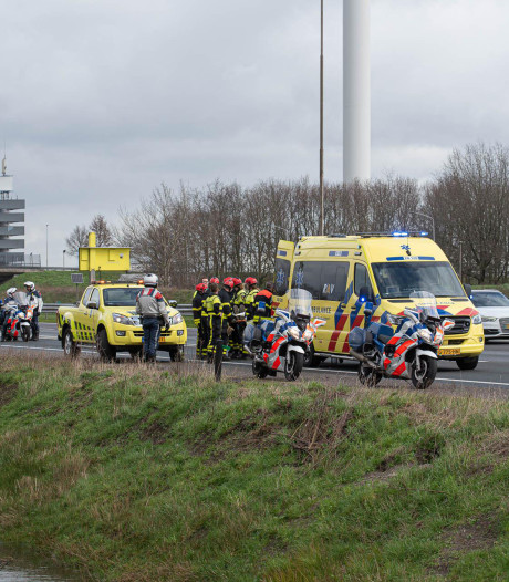 Bestelbusje belandt in sloot op A16 bij Hazeldonk