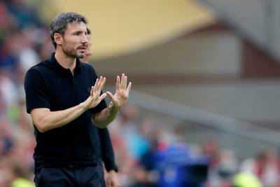 Van Bommel teleurgesteld in ploeg: ‘We moeten heel snel kerels gaan worden’