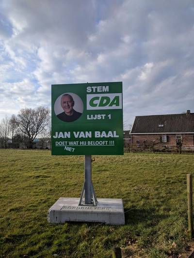 'Marathonloper' bekladt in 1 nacht 20 verkiezingsborden