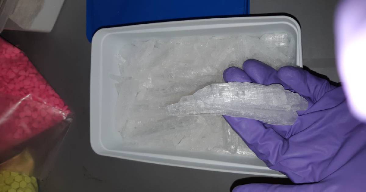 In een woning aan het Ketelhavenplein in Tilburg is donderdagmiddag een webwinkel voor drugs ontdekt.