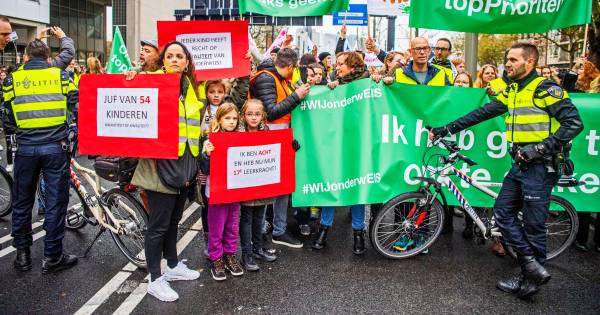 Lilian Marijnissen bij lerarenstaking in Rotterdam: 'Wij willen één miljard euro, structureel ...