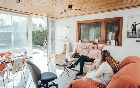 “Hier wordt de lingerie waarmee de tienermeisjes op sekssites stonden niet gewassen maar kapotgeknipt”