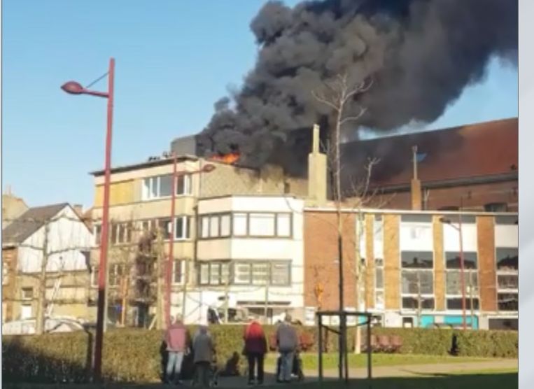 De zware brand werd veroorzaakt door roofingwerken op het dak.