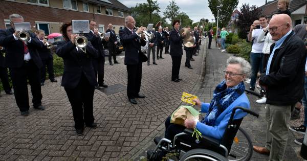 Kippenvel als de fanfare als vanouds weer langskomt | Helmond | ed.nl - Eindhovens Dagblad