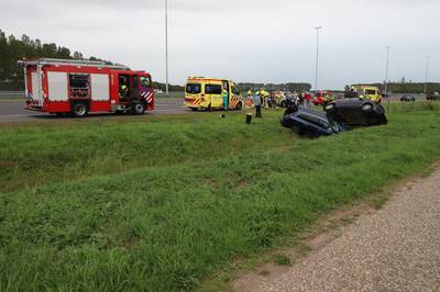 Twee auto's in de sloot na aanrijding op A2 bij knooppunt Deil