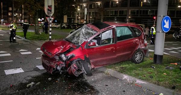 Zwaargewonde bij ernstig ongeluk met meerdere autos en een vrachtwagen in Rijsbergen.