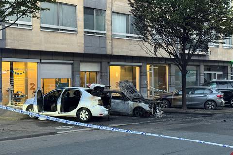 Drie voertuigen zijn beschadigd door de brandstichting in de Pothoekstraat. ©Marc De Roeck