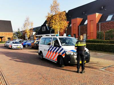 Politie pakt man en vrouw op voor ‘grondstoffen drugs’ in woning Zevenaar; onderzoek in huis en auto’s