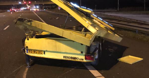 Vrachtwagen ramt pijlwagen op A50: twee rijstroken richting Oss dicht - BD.nl