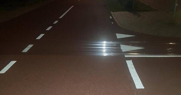 Mandy valt door huishoudfolie over Lents fietspad: 'Wie doet zoiets?' - De Gelderlander
