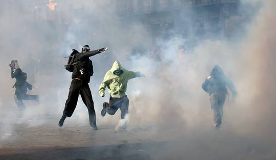 Politie Brussel meldt tiental arrestaties • Rust grotendeels weergekeerd, maar sfeer nog altijd grimmig rond Beursplein