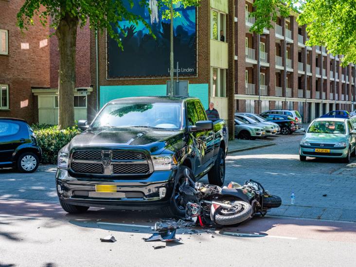 Motorrijder gewond na aanrijding met Jeep in Tilburg