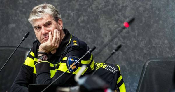 De Amsterdamse politiechef Frank Paauw heeft zijn vakantie onderbroken na de liquidatie van advocaat Derk Wiersum.